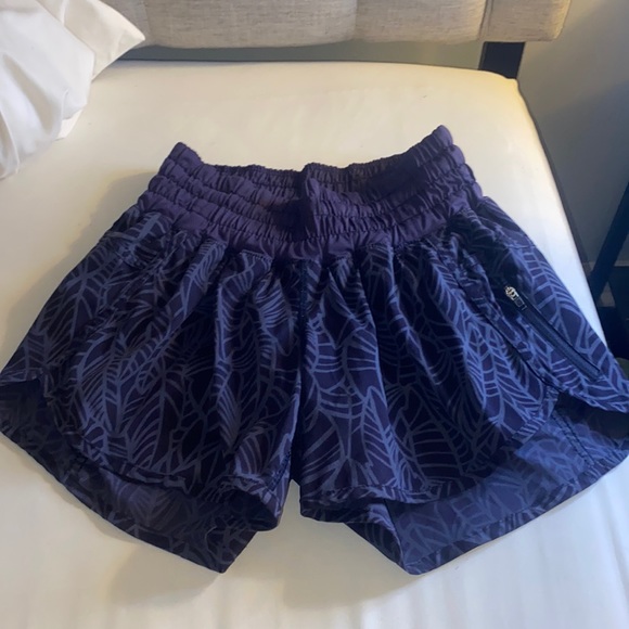 Lululemon size 4 shorts - Picture 1 of 6